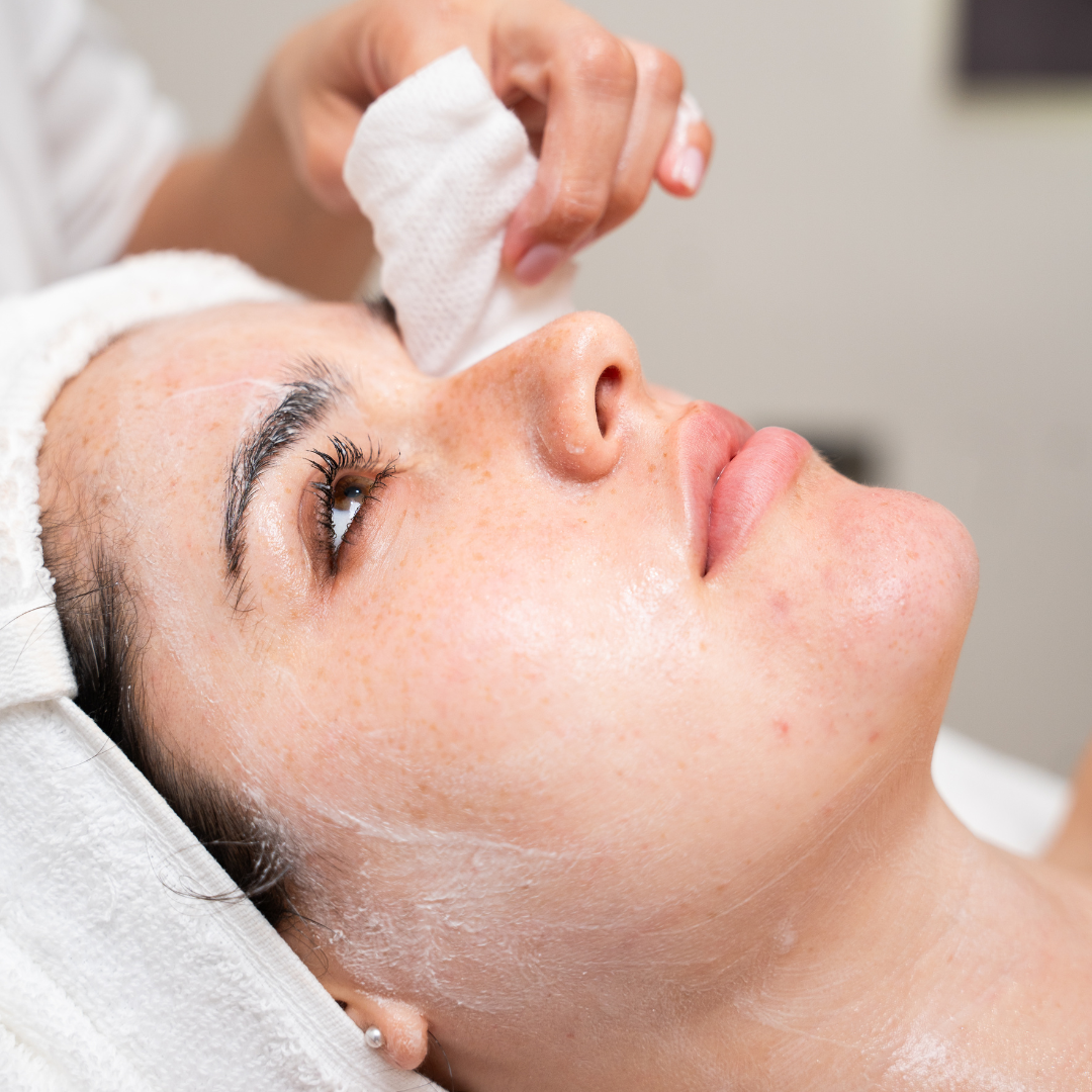 Facial Hidratante + Dermaplaning + SilkPeel + Velo de Colágeno